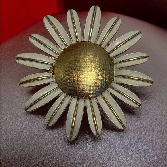 🛍️3 for $25🛍️ Avon Gold Tone White Enamel Floral Perfume Brooch 2-5/8” - Picture 1 of 8